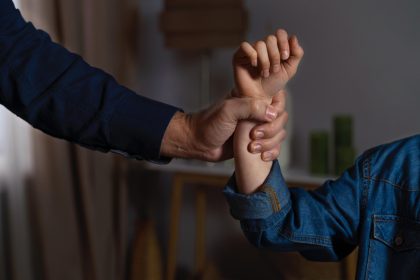 INTERVENTIA POLITISTILOR DIN HUNEDOARA INTR UN CAZ DE VIOLENTA IN FAMILIE