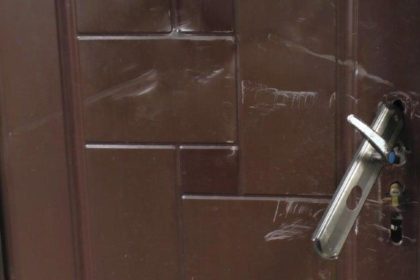 MINORA DIN DEVA SUB PROTECTIA POLITIEI DUPA CE FOSTUL IUBIT I A DISTRUS USA LOCUINTEI