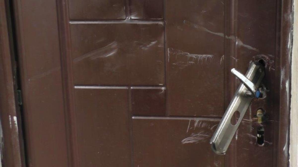 MINORA DIN DEVA SUB PROTECTIA POLITIEI DUPA CE FOSTUL IUBIT I A DISTRUS USA LOCUINTEI