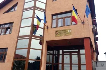 Tata speriat fiu neascultator pana si in sala de judecata