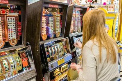 aproape 12000 de lei pierduti la pacanele de o angajata a salii de jocuri