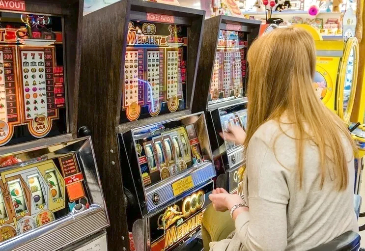 aproape 12000 de lei pierduti la pacanele de o angajata a salii de jocuri