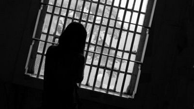 femeie condamentata la inchisoare gasita de politisti in deva