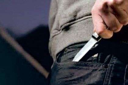 A amenintat salariatii Primariei Hunedoara si pe primar Cu 3 cutite in buzunare a incercat sa i ucida pe functionari