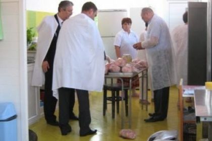Activitate suspendata temporar si carne retrasa de la vanzare in urma controalelor DSVSA inainte de Paste