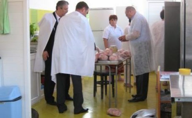 Activitate suspendata temporar si carne retrasa de la vanzare in urma controalelor DSVSA inainte de Paste