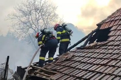 Doua locuintze din Sacaramb afectate de un incendiu