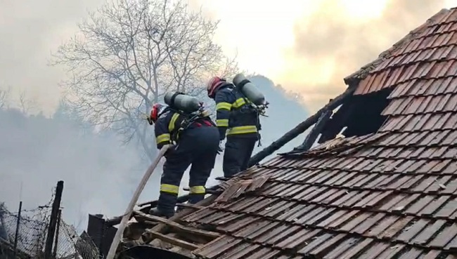 Doua locuintze din Sacaramb afectate de un incendiu
