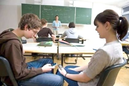 Elevii ar putea fi interzisi de la utilizarea telefoanelor mobile in timpul orelor