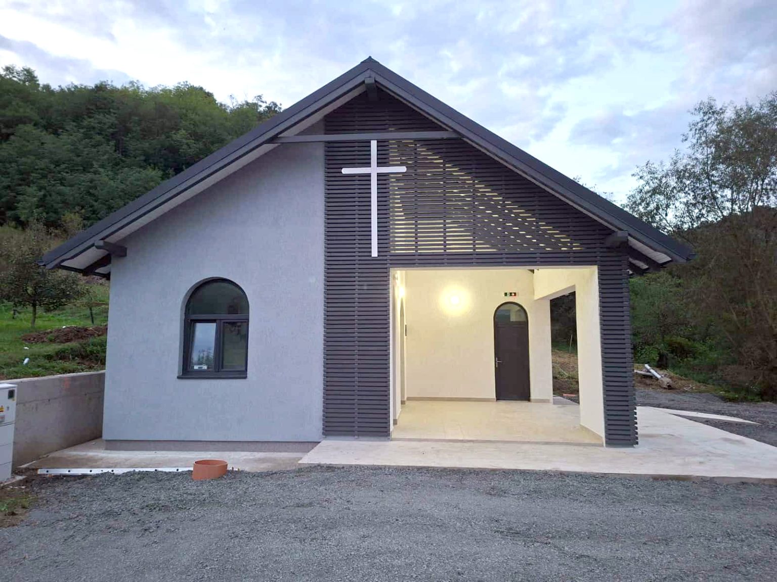 Iata cum arata una dintre cele mai elegante capela din mediul rural situata in satul Salistioara comuna Valisoara