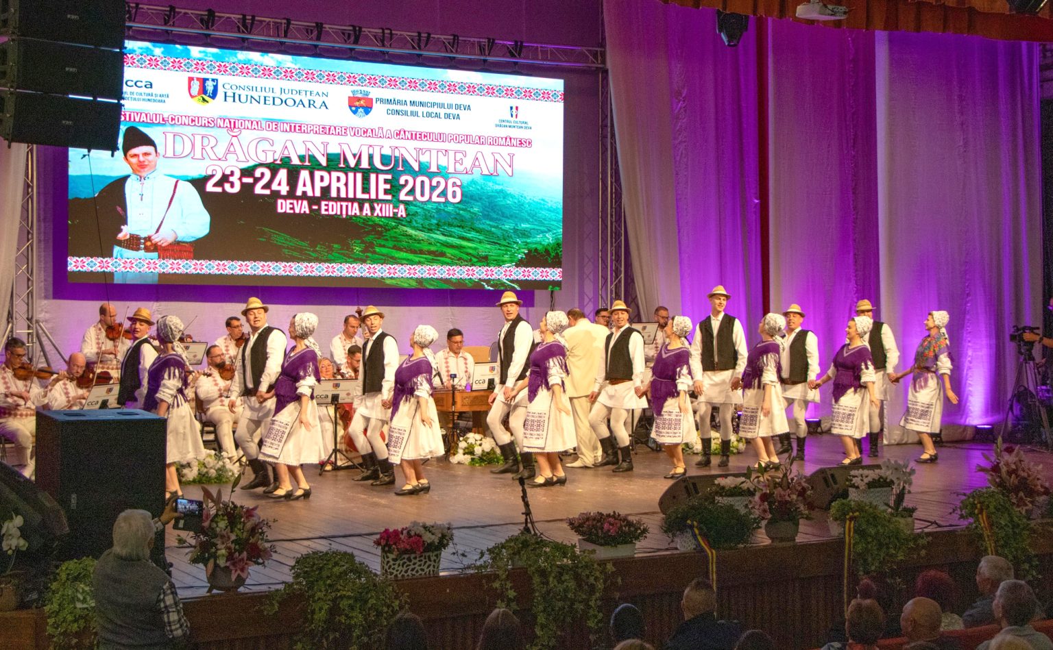 Marele rapsod continua sa traiasca in inima judetului S a tras cortina si o noua editie a Festivalului Concurs National de Interpretare Vocala a Cantecului Popular Romanesc Dragan Muntean s a incheiat intr un mod memorabil