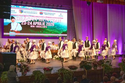 Marele rapsod continua sa traiasca in inima judetului S a tras cortina si o noua editie a Festivalului Concurs National de Interpretare Vocala a Cantecului Popular Romanesc Dragan Muntean s a incheiat intr un mod memorabil