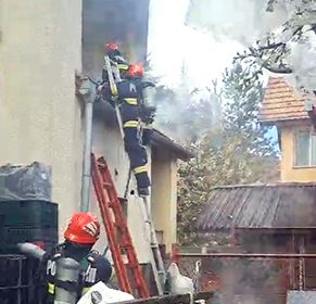 Pompierii Detaamentului Deva au intervenit astazi pe Aleea Flamingo din municipiu unde a fost raportat un incendiu la o casa