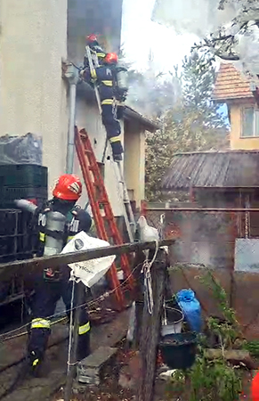 Pompierii Detaamentului Deva au intervenit astazi pe Aleea Flamingo din municipiu unde a fost raportat un incendiu la o casa