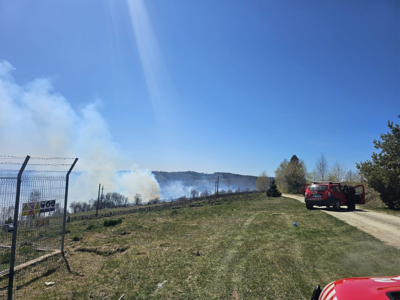 Pompierii din subunitatile Hunedoara Deva si Orastie intervin in prezent pentru a stinge un incendiu de vegetaie uscat si maracini in zona inalta a comunelor Bunila si Lunca Cernii