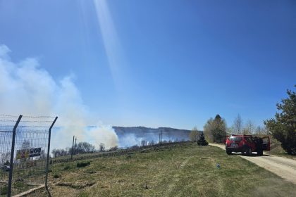 Pompierii din subunitatile Hunedoara Deva si Orastie intervin in prezent pentru a stinge un incendiu de vegetaie uscat si maracini in zona inalta a comunelor Bunila si Lunca Cernii