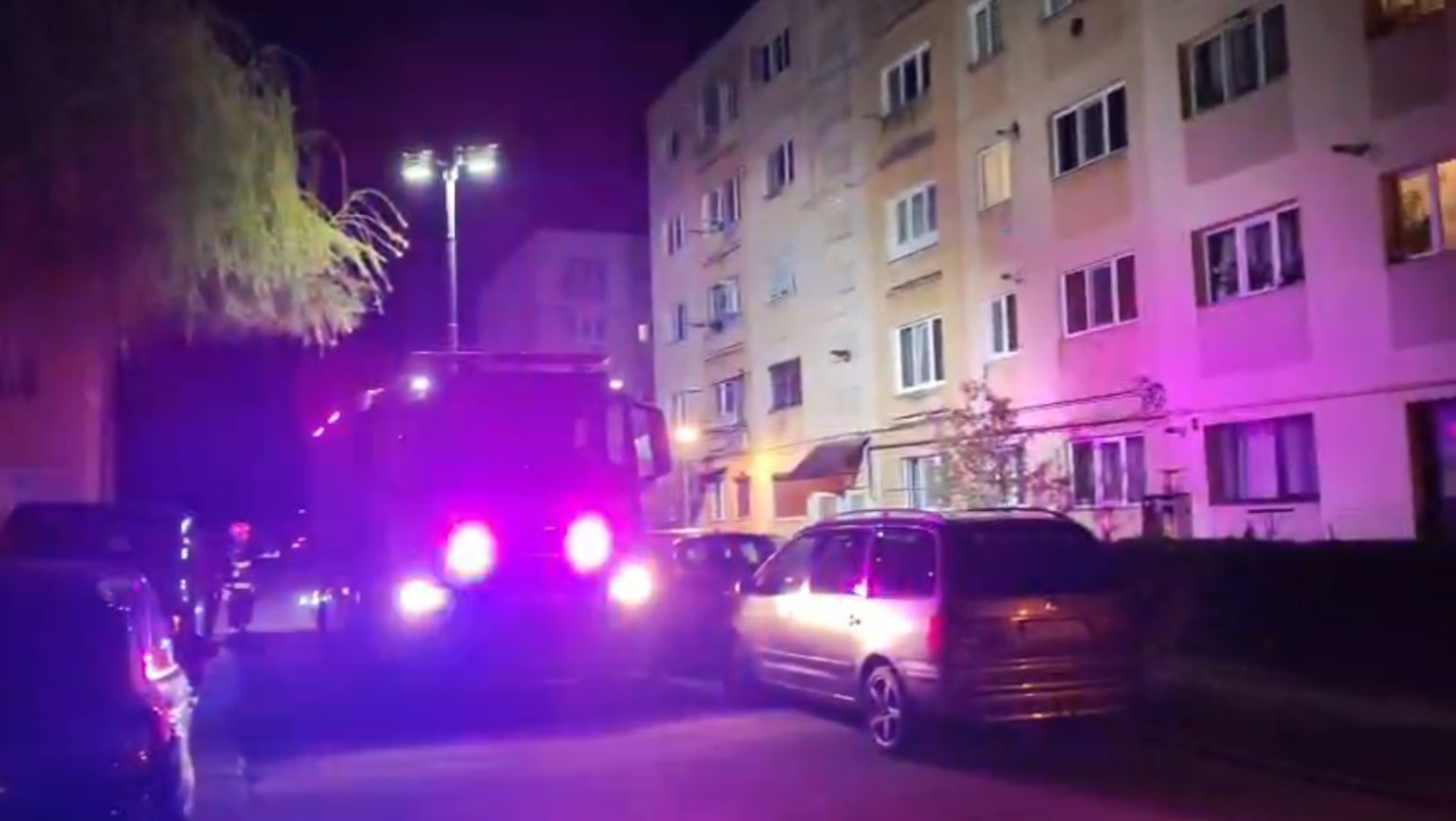 n aceasta seara pompierii Detasamentului Orastie au intervenit dupa un apel la 112 care anunta un incendiu izbucnit intr un apartament situat la etajul 4 al unui bloc de pe strada Muresul in municipiul Orastie