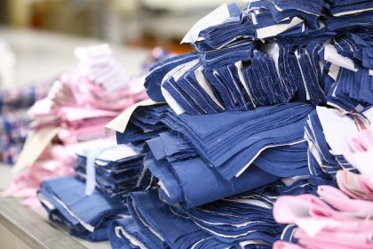Comuna Ghelari colecteaza deseurile textile separat Container special si apel la constientizare