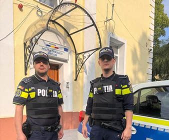Doi politisti din Uricani au intervenit pentru a salva viata unui copil de doi ani