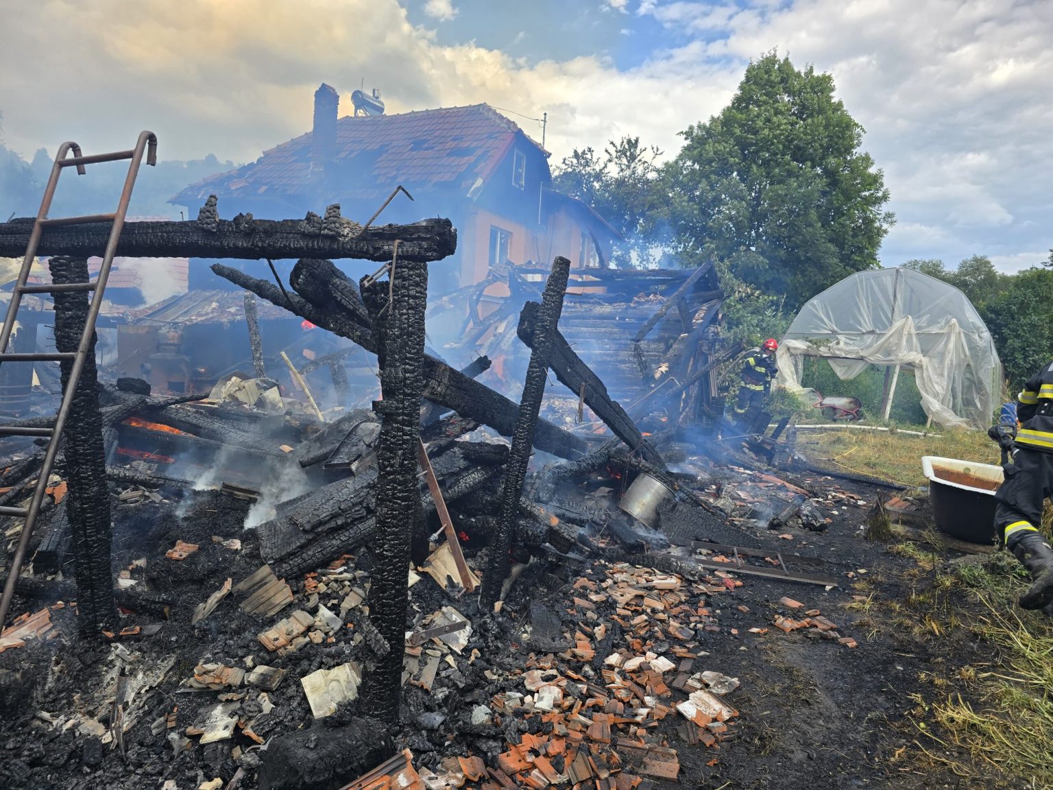 Pompierii Garzii de Interventie Lupeni si ai Detasamentului Petrosani intervin in acest moment in localitatea Valea de Brazi unde o anexa gospodareasca a fost afectata de un incendiu