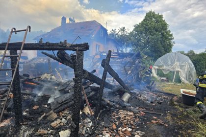 Pompierii Garzii de Interventie Lupeni si ai Detasamentului Petrosani intervin in acest moment in localitatea Valea de Brazi unde o anexa gospodareasca a fost afectata de un incendiu