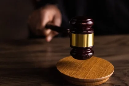 Angajată a băncii din Hațeg, suspendare pentru fraudă în conturile clienților