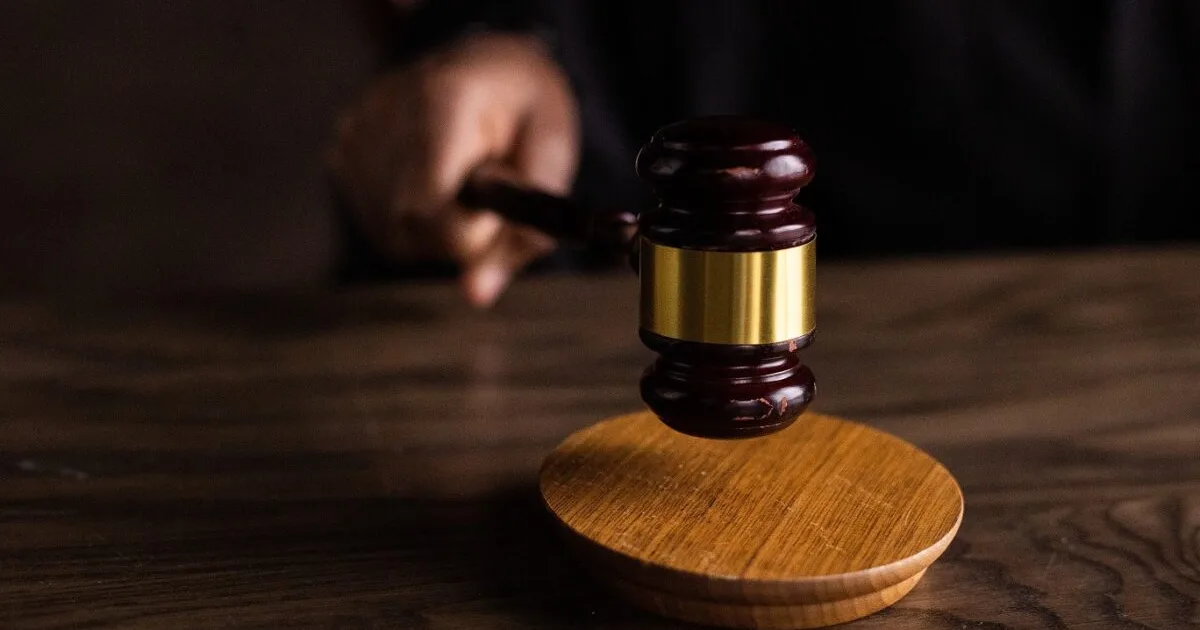 Angajată a băncii din Hațeg, suspendare pentru fraudă în conturile clienților