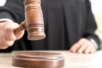 Bărbat din Deva, condamnat după ce a lovit patronul unui bar cu o găleată