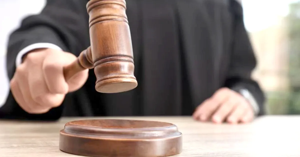 Bărbat din Deva, condamnat după ce a lovit patronul unui bar cu o găleată