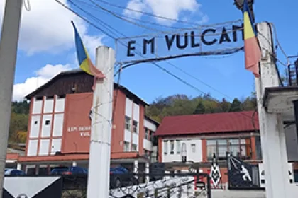 90 de mineri blocați în Mina Vulcan din cauza salariilor. Prefectul intervine