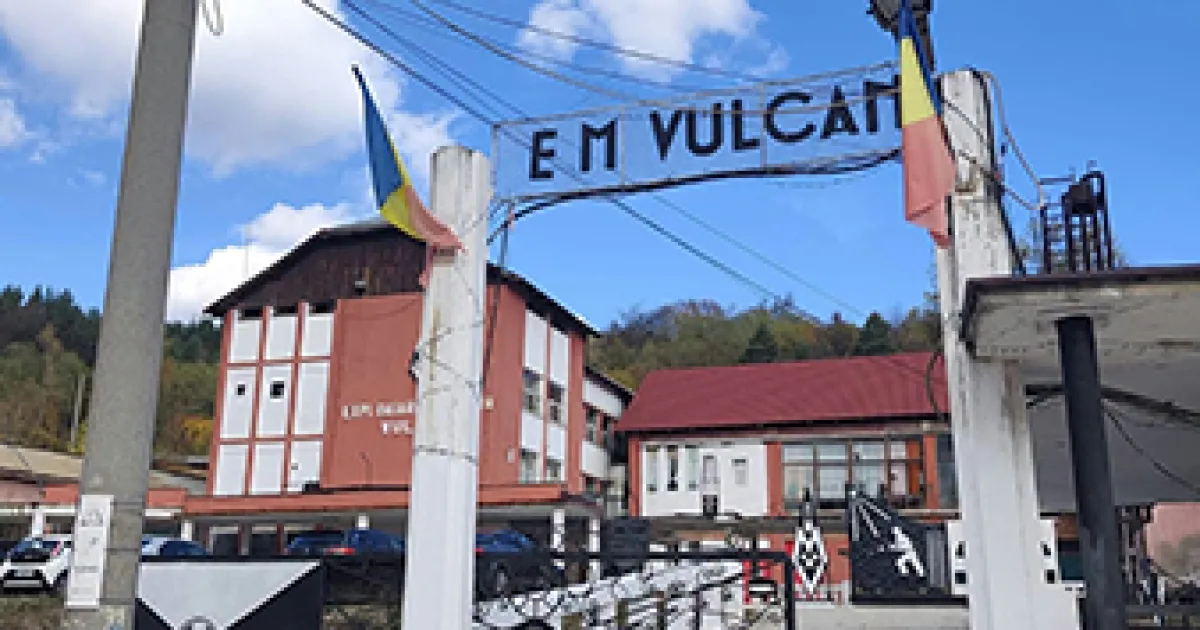 90 de mineri blocați în Mina Vulcan din cauza salariilor. Prefectul intervine