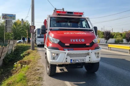 Accident în Peștișu Mare: autoturism și autobuz implicate, 11 persoane