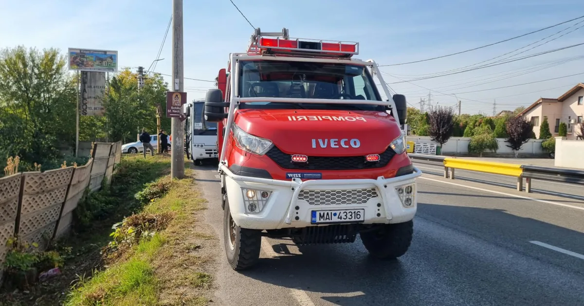 Accident în Peștișu Mare: autoturism și autobuz implicate, 11 persoane