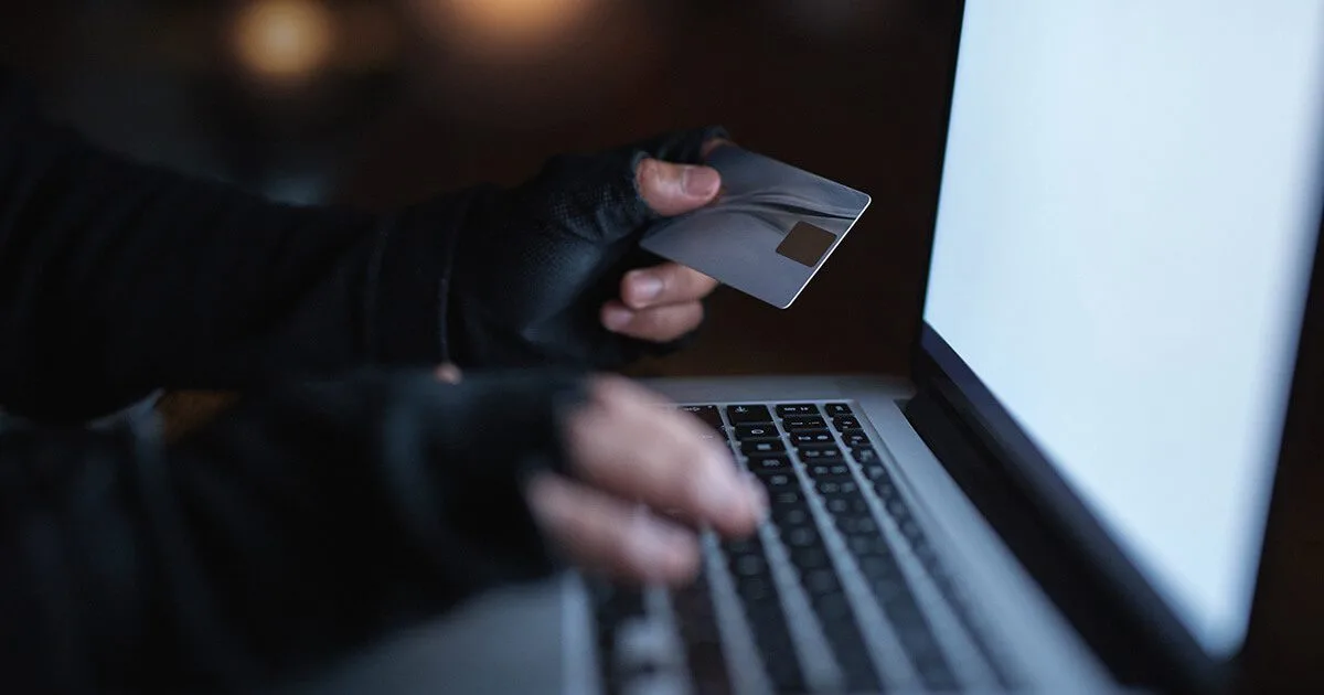 Bărbat din Hunedoara, iertat după ce a furat cardul colegei și a returnat banii