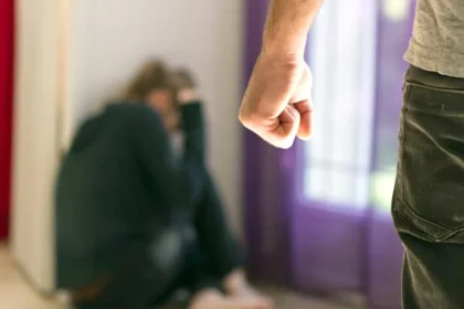 Intervenție de urgență la Lupeni: Bărbat cercetat penal după ce și-a amenințat concubina