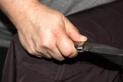 Pensionarul din Deva care a atacat o familie și doi polițiști, internat pe viață