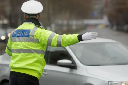 Pericol public pe roți! Tânără și doi bărbați, opriți de polițiști înainte de tragedie