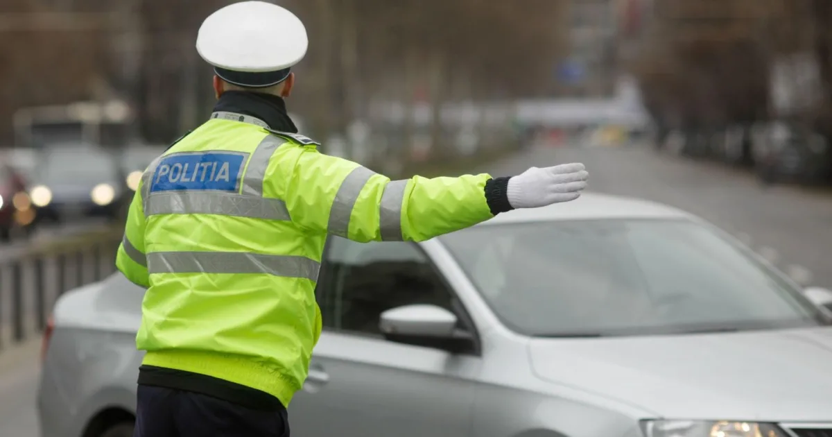 Pericol public pe roți! Tânără și doi bărbați, opriți de polițiști înainte de tragedie