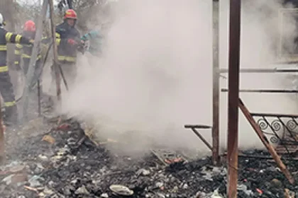 Pompierii intervin pentru stingerea unui incendiu izbucnit într-o gospodărie din Tarnița