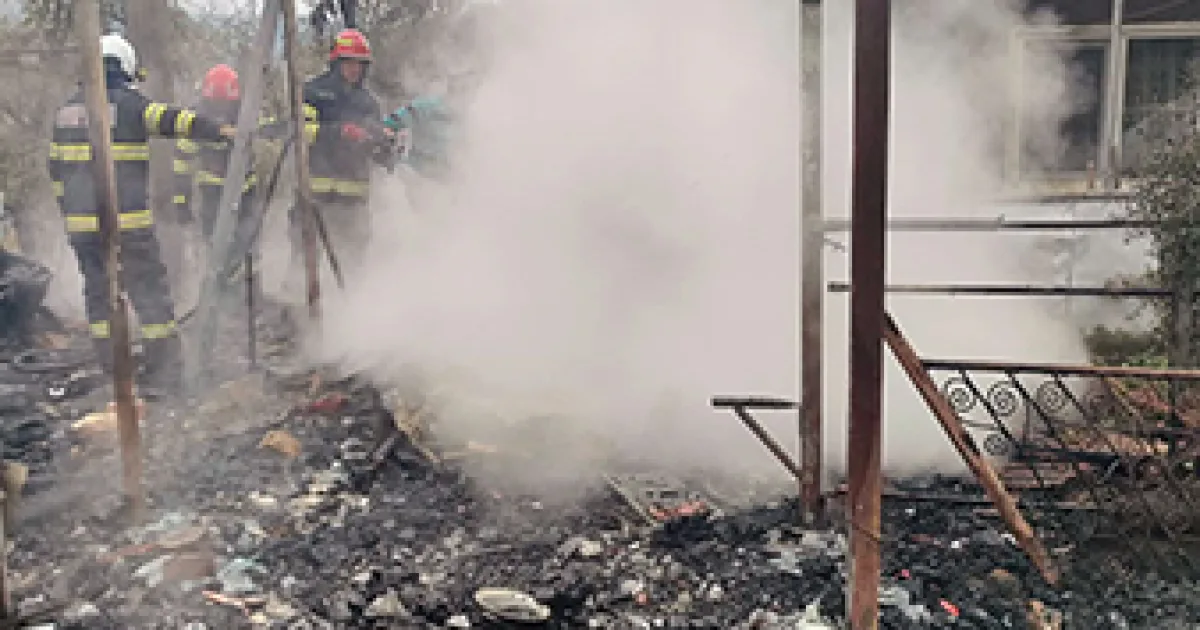 Pompierii intervin pentru stingerea unui incendiu izbucnit într-o gospodărie din Tarnița
