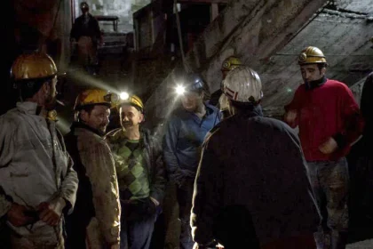 Revoltă la Mina Vulcan: zeci de mineri refuză să iasă din subteran din cauza salariilor