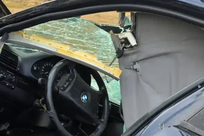 Tânăr de 25 de ani mort după ce a lovit un stâlp de electricitate