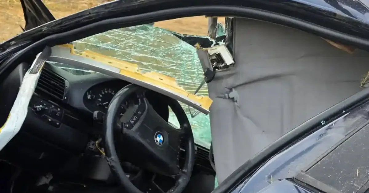 Tânăr de 25 de ani mort după ce a lovit un stâlp de electricitate