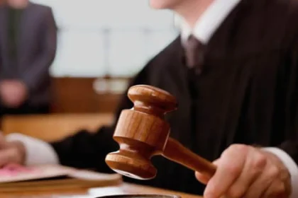 Teroare în Vulcan: bătrână își murdărește vecinii cu fecale și îi amenință cu briceagul