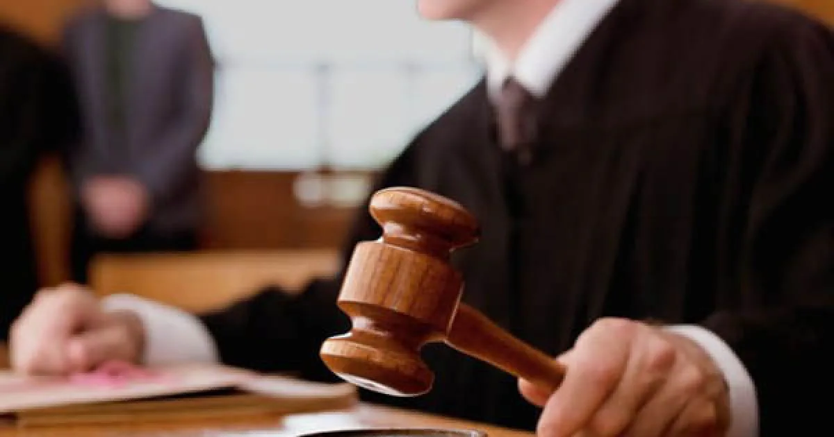 Teroare în Vulcan: bătrână își murdărește vecinii cu fecale și îi amenință cu briceagul
